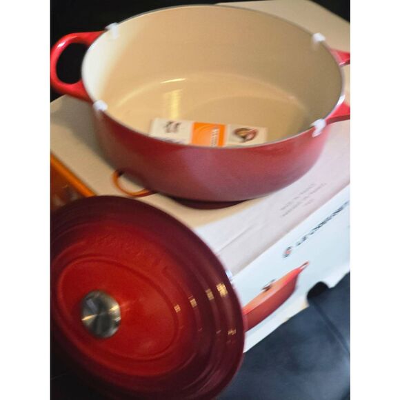 Le Creuset Signature Oval 6 3/4QT Casserole- Cerise - Picture 12 of 15